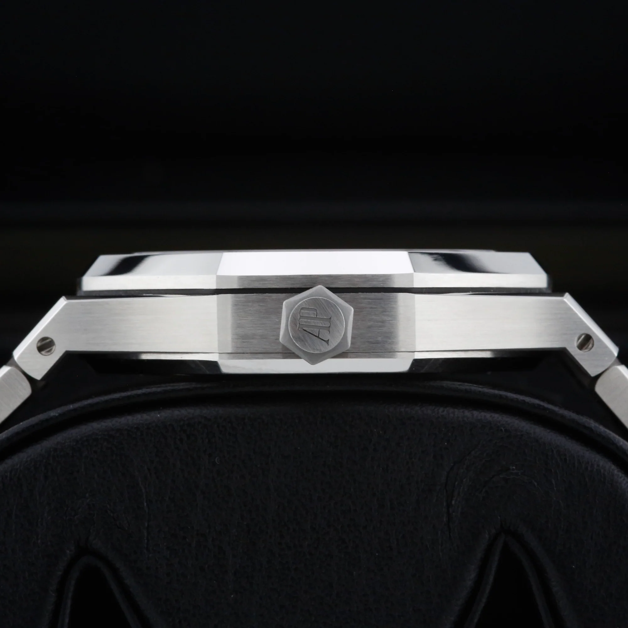 Audemars Piguet Royal Oak  15500 Black 41mm Unworn 2022 Complete Set - Image 4