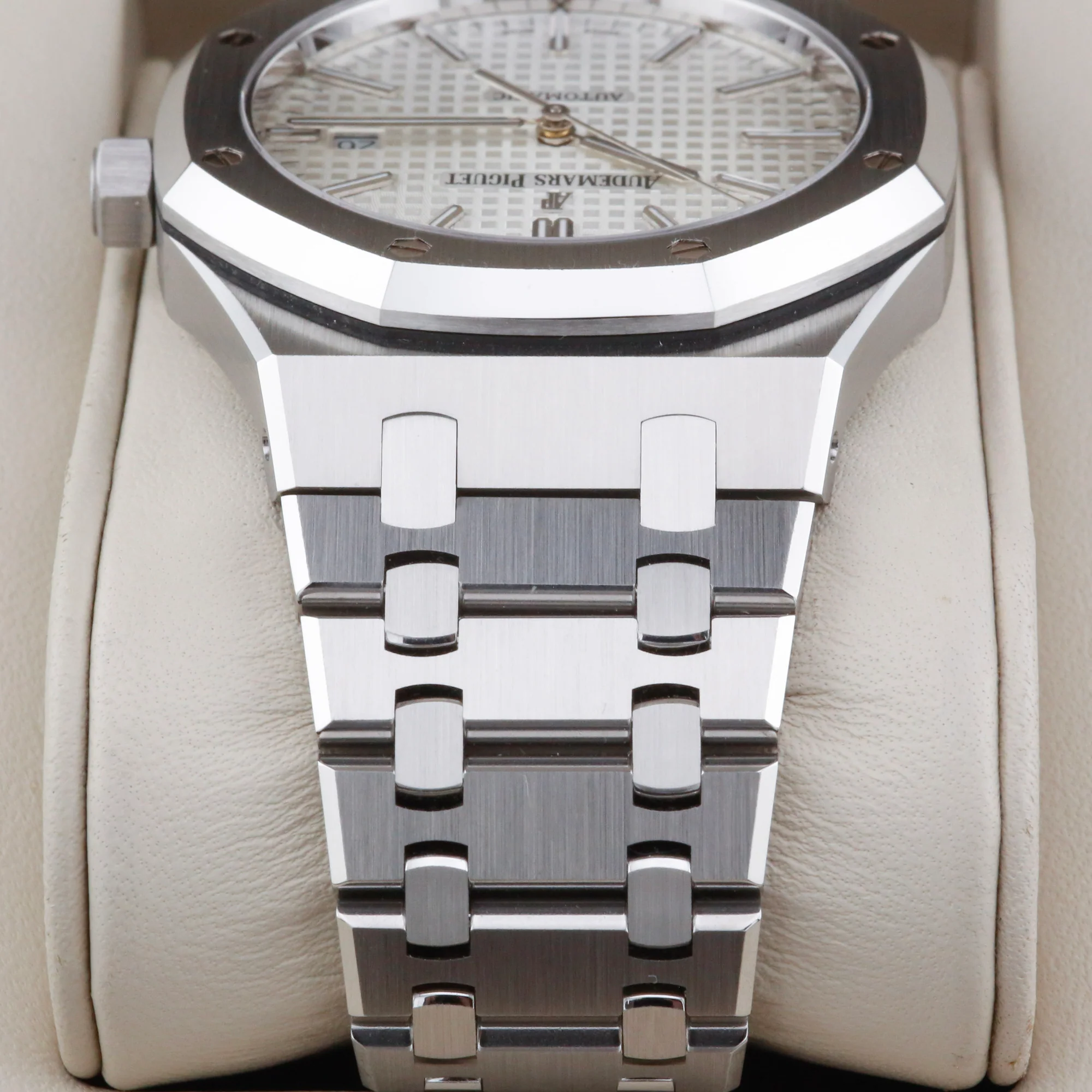 Audemars Piguet Royal Oak  15400ST  Silver 41mm Unworn 2013 Complete Set - Image 4