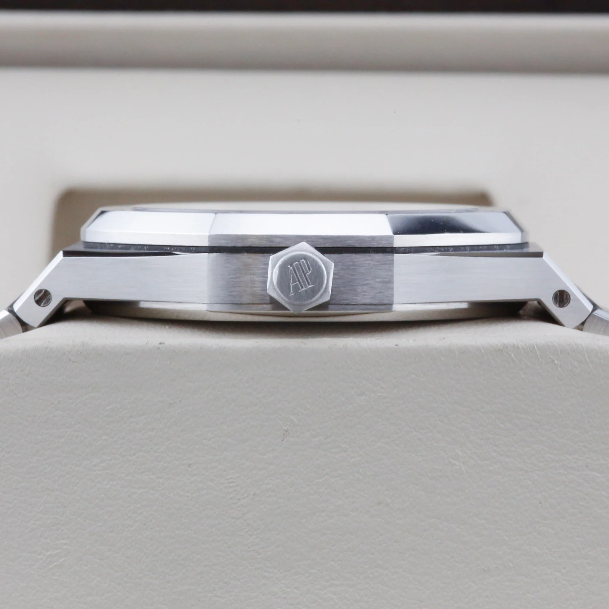 Audemars Piguet Royal Oak  15400ST  Silver 41mm Unworn 2013 Complete Set - Image 5