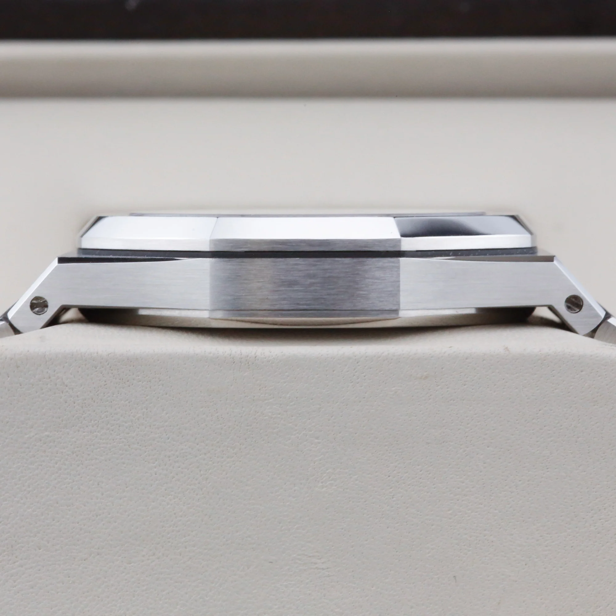 Audemars Piguet Royal Oak  15400ST  Silver 41mm Unworn 2013 Complete Set - Image 6